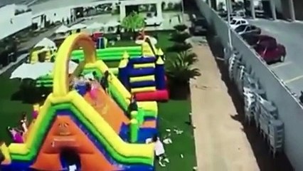 Un vendaval capaz de hacer volar juegos inflables con niños