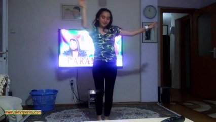 Temizliği bırakıp göbek atan kız