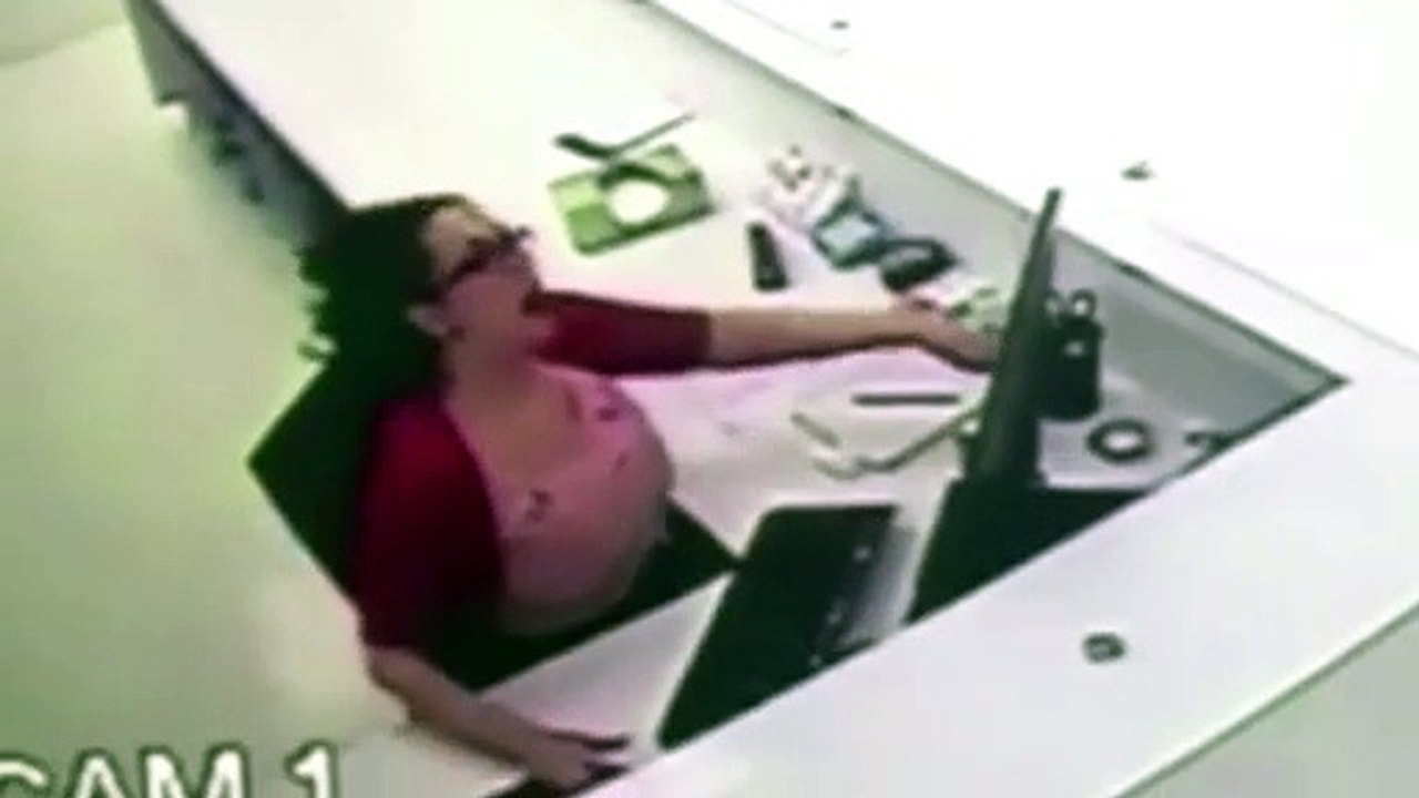Empleada se auto lesiona en la oficina para pedir indemnización