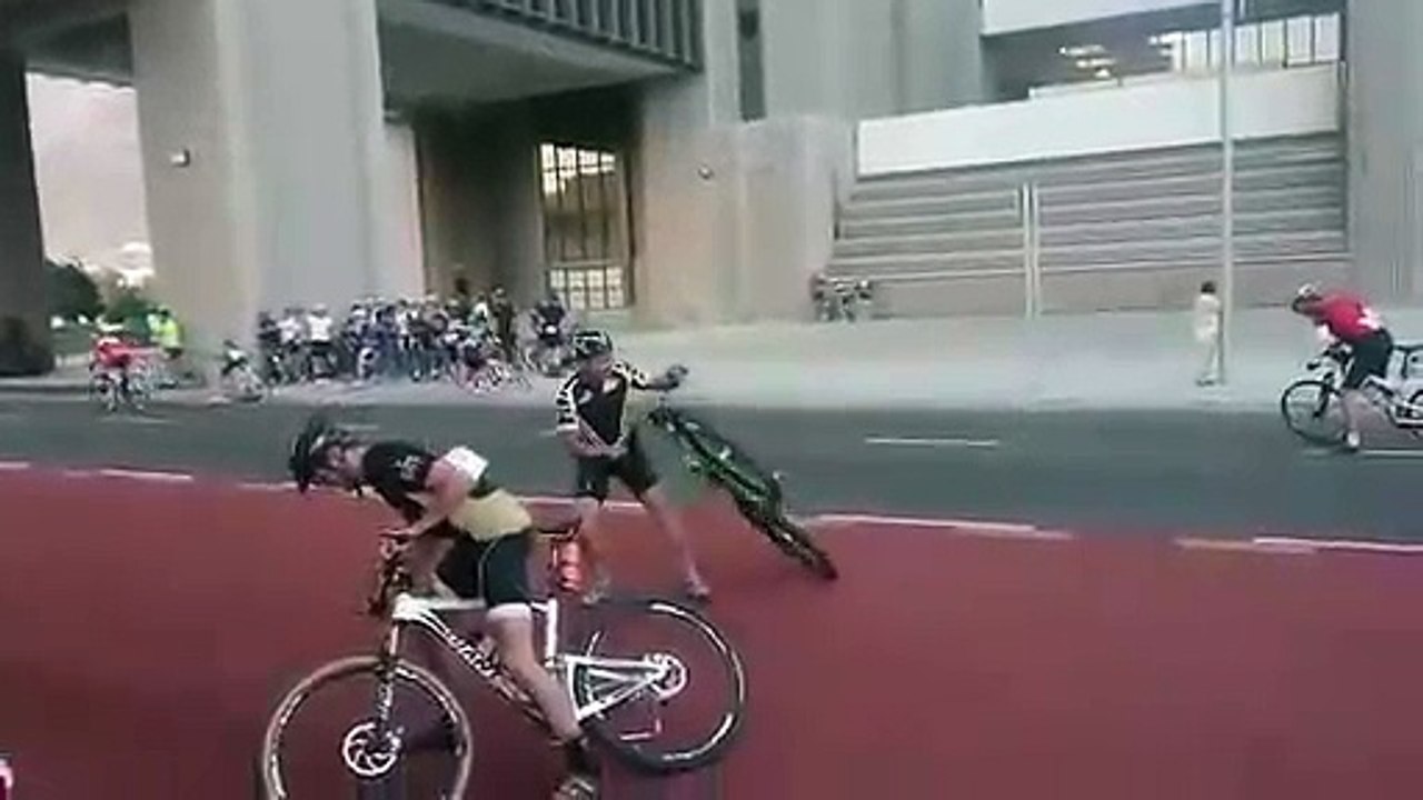 Fuertes vientos impiden avanzar a ciclistas