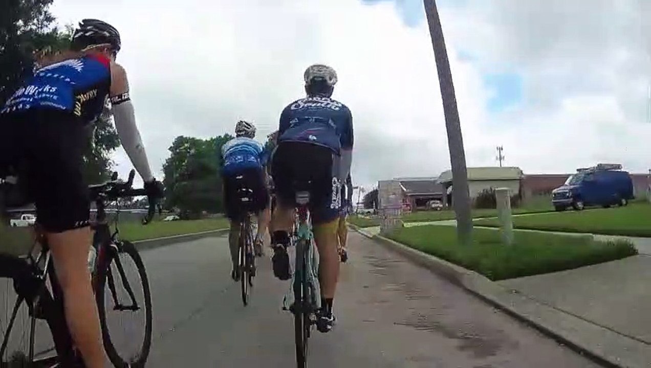 Disparan a un ciclista por la espalda en plena carrera