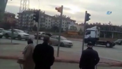 Otomobil sürücüsüne kızdı, tırla iki otomobile böyle çarptı