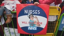 Marchan en Londres en defensa del NHS, el sistema público de salud