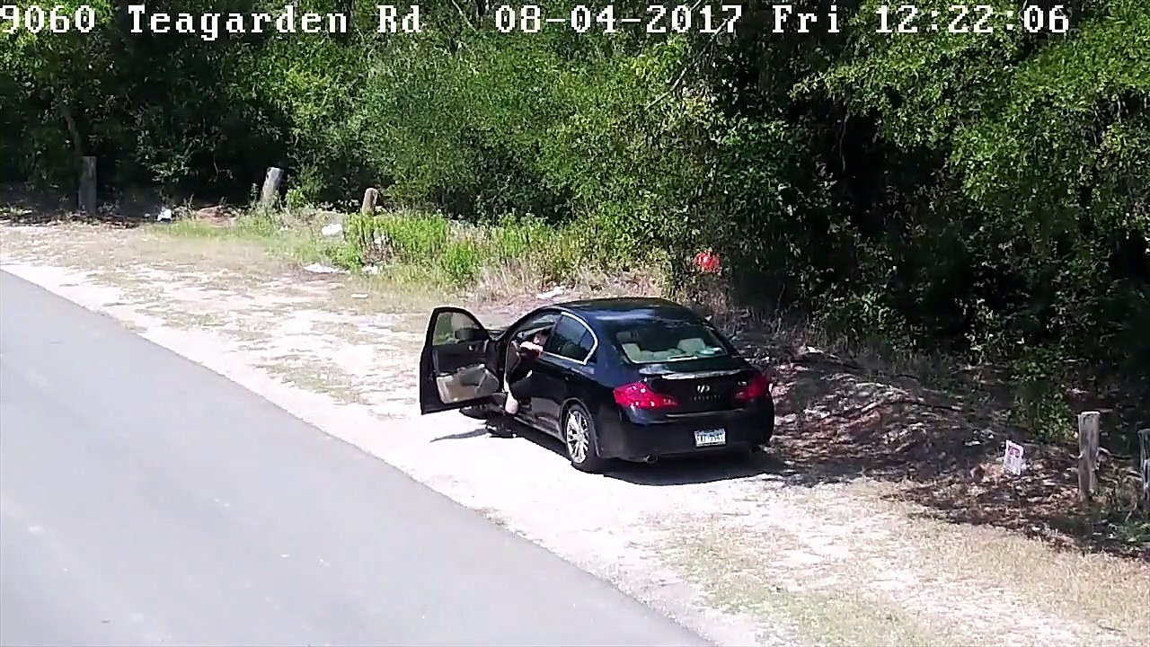 Vergonzo Hombre abandona a su perro