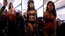 Un défilé de mannequins dans un avion de ligne