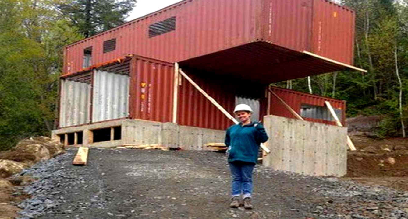 Elle a construit sa maison avec quatre containers maritimes, à première vue ça n’a l’air de rien mais attendez de voir le résultat final: sa maison est juste sublime !