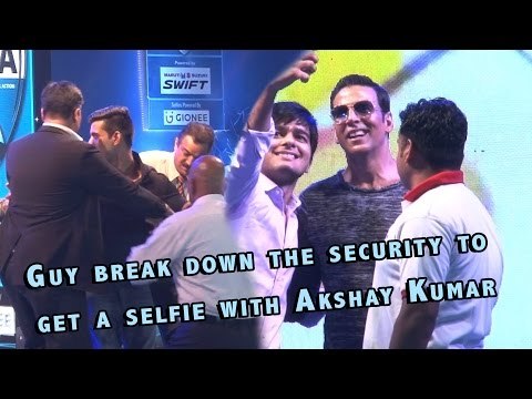 HT Gifa ll Guy break down the security to get a selfie with Akshay Kumar