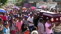 Deudos mexicanos se despiden de sacerdote asesinado en Guerrero