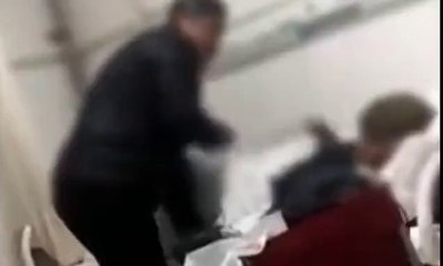 Người con trai bất hiếu đánh đập bố đang nằm trên giường bệnh vì "mệt mỏi" khi chăm sóc cho ông cụ