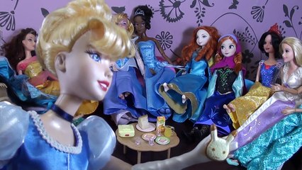 Sleepover at Cinderellas with all the Disney princesses Part 3. Tiny food and real food and baking