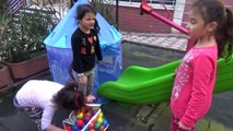 Parkta Top Dolu Çadırın İçine Kaydık Eğlenceli Çocuk Videosu
