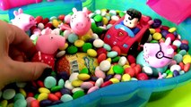 Peppa Pig Nadando em M&Ms Abrindo Ovos Surpresa Num Noms Shopkins Trolls Kinder Frozen ToysBR