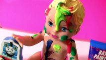 Disney Elsa vai no Spa de Tintas e a Boneca Little Mommy Banheirinho Toma Banho de Tintas Bath Paint