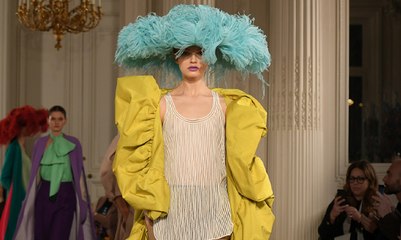 بالفيديو: فالانتينو تقدم أكثر عروض باريس تجدداً: ألوان غير متوقعة وأحجام ضخمة!