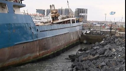 Zeytinburnu'nda Gemi Karaya Oturdu