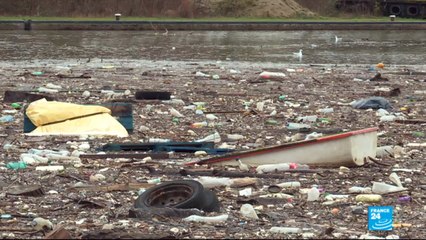 Après les crues, la Seine dépose une marée de déchets