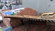 Sarıyer’de gecekondunun çatısı uçtu, vatandaşlar belediyeye isyan etti