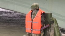 Paris : le Zouave recouvert d'un gilet de sauvetage pour alerter sur les dérèglements climatiques