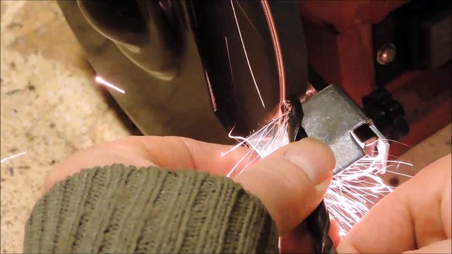 Affûtage de foret acier manuellement. Je vous montre comment j'affûte mes forets à la main.