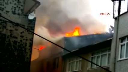 Beyoğlunda Çatı Yangını Mahalleyi Sokağa Döktü...