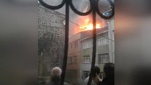 Kasımpaşa'da Çatı Alev Alev Yandı, Mahalleli Sokağa Döküldü
