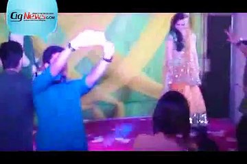Mushfiqur Rahim and his wife dance together at Holud! - YouTube
