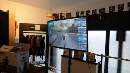 Gaëtan Bille parcourt 250km au café le Mur à Huy sur les systèmes Wahoo Kickr et Zwift 2/2
