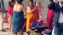 আন্টিদের খোলামেলা গোসলের ভিডিও - openly bathing in the public place