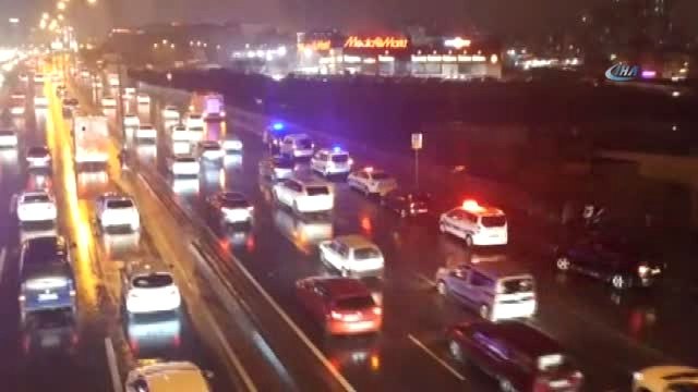 Haramidere Metrobüs Durağında... Olay Yerine Çok Sayıda İtfaiye, Sağlık ve Polis Ekibi Sevk Edildi