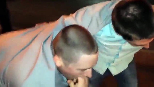 Il tente de vomir mais va être surpris !