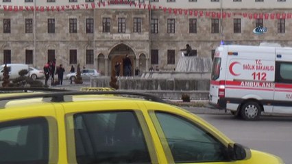 Engelli şahıs süs havuzunda kendini yakmak istedi