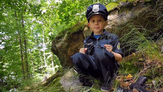 ПОЛИЦЕЙСКИЙ ДАНИК ЛОВИТ НАРУШИТЕЛЯ В ЛЕСУ. НАБОР ПОЛИЦЕЙСКОГО ДЛЯ ДЕТЕЙ. РОЛЕВАЯ ДЕТСКАЯ ИГРА