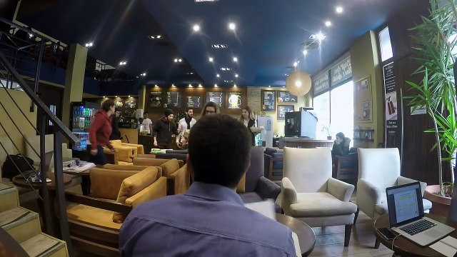 شاب ينفعل بشدة على إهانة المدرس ويقرر الدفاع عنه بالقوة !