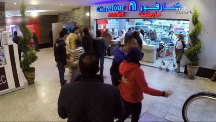 إنسانية الناس لم تنقذ الشاب المكافح من الإهانة والرمي على الأرض !