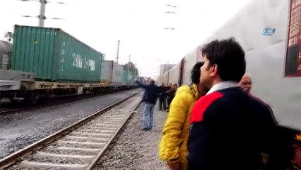 Vagonun üzerinde selfie çekmek isterken elektrik akımına kapıldılar