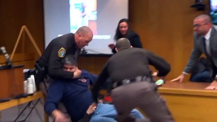 Un père essaie d'attaquer Larry Nassar en plein tribunal