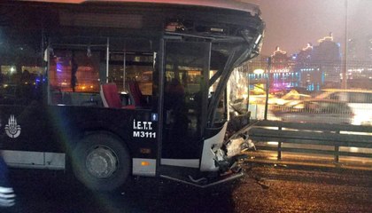 Haramidere Metrobüs Durağında Kaza: 1'i Ağır 22 Yaralı