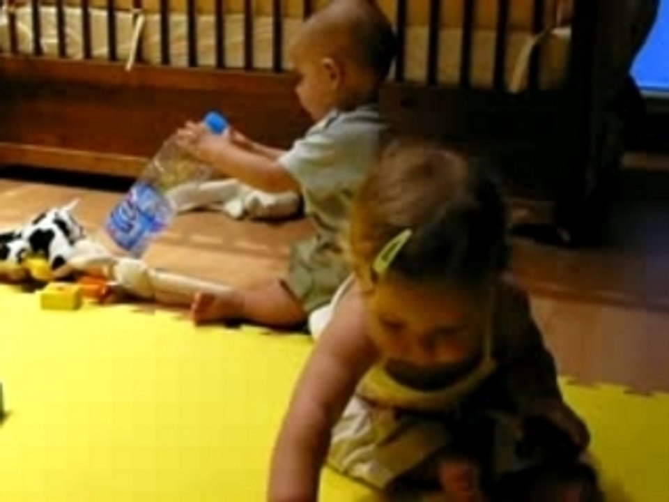 Paul et Chiara jouent