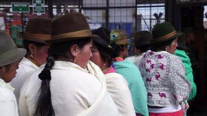 Ecuatorianos votan en referendo sobre el futuro de Correa