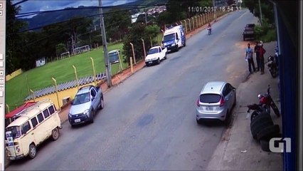 Un gars en scooter va se prendre une voiture à pleine vitesse et s'en sortir miraculeusement