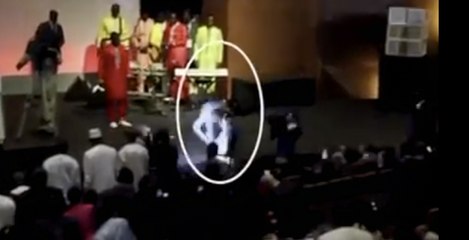 Voici enfin la vidéo de la bise de Youssou Ndour à Rihanna qui a enflammé la salle du CICAD