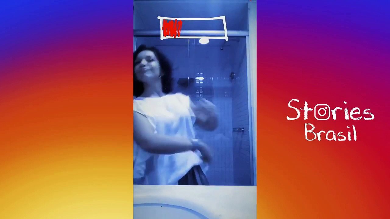 Priscilla Alcantara dançando música da Rihanna no banheiro