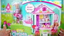 BARBIE EM PORTUGUÊS - Os Amigos da Chelsea Chegam no Clube para Lanchar com ela Brinquedos Barbie