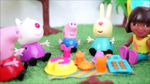 Pig George da Família Peppa Pig Encontra um Dinossauro na Casa da Dora Aventureira!! Em Português