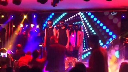 Hande Yener: "Gündemde Şehitlerden Başka Bir Şey Olmamalı"