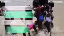Crianças refugiadas veem mar pela primeira vez no Brasil