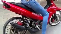 Mujer choca al aprender a manejar una moto