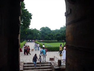 Télécharger la video: Qutub minar- tallest historical monument at delhi-India