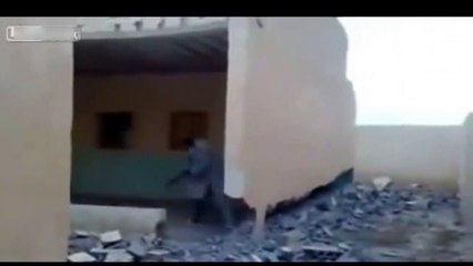 el suertudo de la semana tirando la pared a martillazos