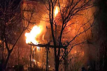 Alevler geceyi aydınlattı… Karı koca evsiz kaldı…